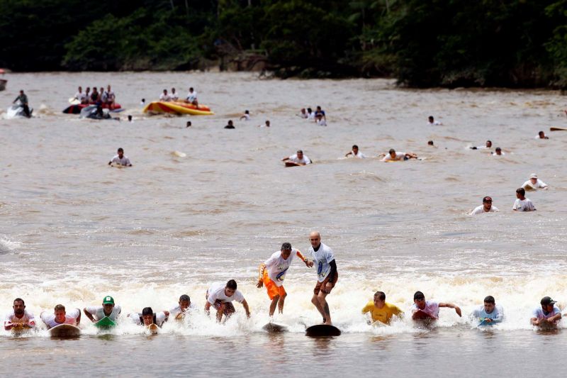 notícia: Surfistas fazem tentativa de estabelecer recorde no Surf na Pororoca