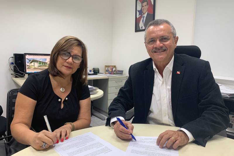  Prefeita de Anajás, Maria Jacy Tabosa Barros e presidente da CPH, Abraão Benassuly, assinam termo de cooperação técnica. 