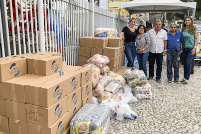 notícia: Cosanpa faz doações da água bolonha, alimentos e materiais de higiene
