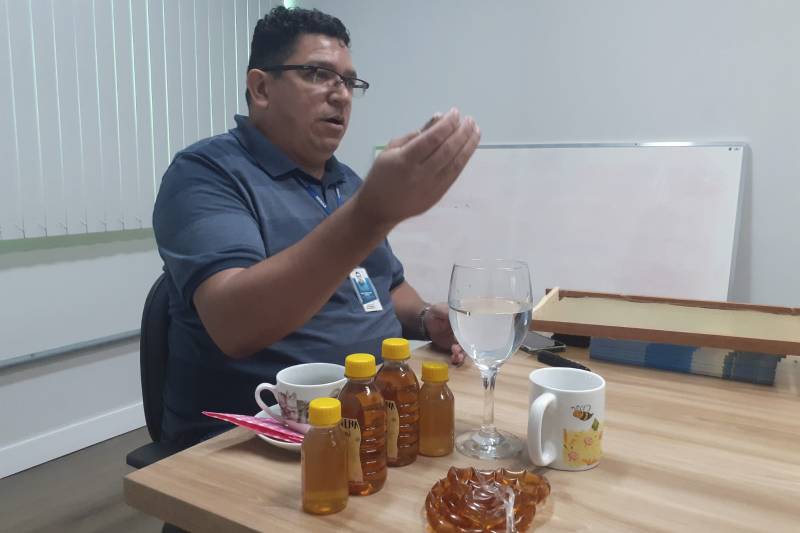Engenheiro agrônomo e professor de Ciência Agrícola, Fabrício Fernandes, mostrou as vantagens da criação de abelhas