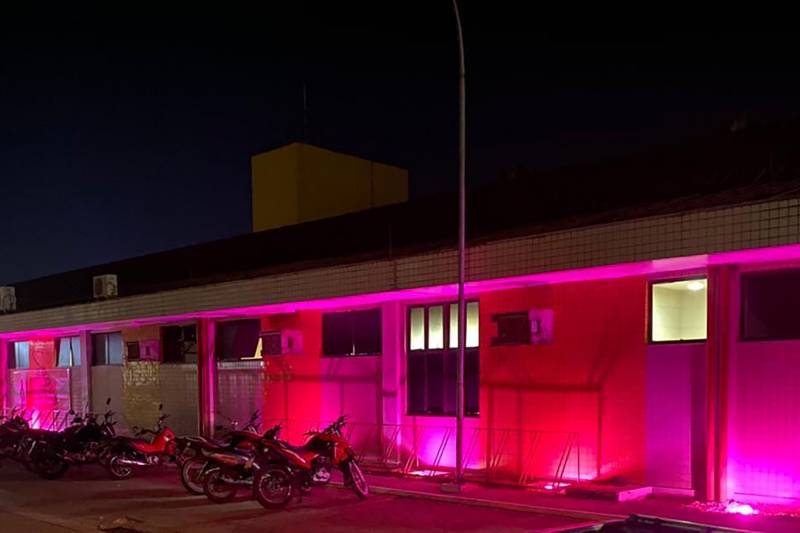 Estacionamento está iluminado na cor rosa