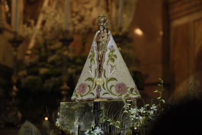 notícia: Igreja apresenta manto que cobre a Imagem Peregrina no retorno da festividade