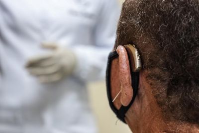 notícia: Serviço de fonoaudiologia da Poli Metropolitana alerta sobre deficiência auditiva na infância