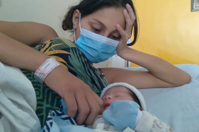 notícia: Bebê de 3 quilos foi o primeiro a nascer no dia das crianças no HGT