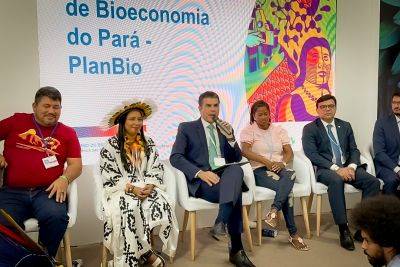notícia: Ao lado de representantes do povo da floresta, Governador do Pará lança Plano Estadual de Bioeconomia na Conferência