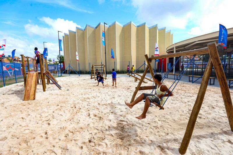 Crianças brincando no playground da UsiPaz Guamá. Foto Bruno Cecim
