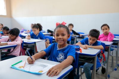 notícia: Estado entrega mais escolas reconstruídas em 2024, beneficiando cerca de 3,5 mil alunos