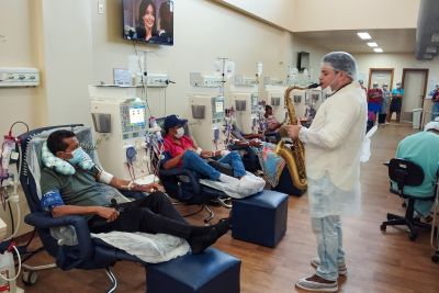 notícia: Musicoterapia leva conforto aos pacientes renais crônicos do Regional do Tapajós 