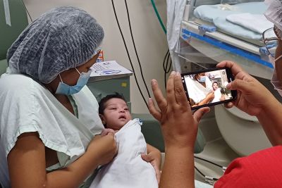 notícia: Hospital do Baixo Amazonas promove ensaio fotográfico com mães e bebês recém-nascidos 