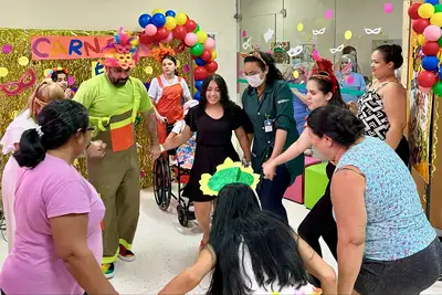 notícia: ‘Bailinho’ no Oncológico Infantil leva Carnaval aos pacientes internados