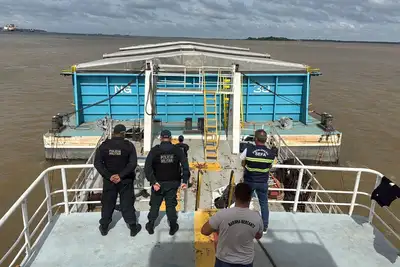 notícia: Sefa apreende mais de 2,3 mil toneladas de milho em operação no rio Tapajós