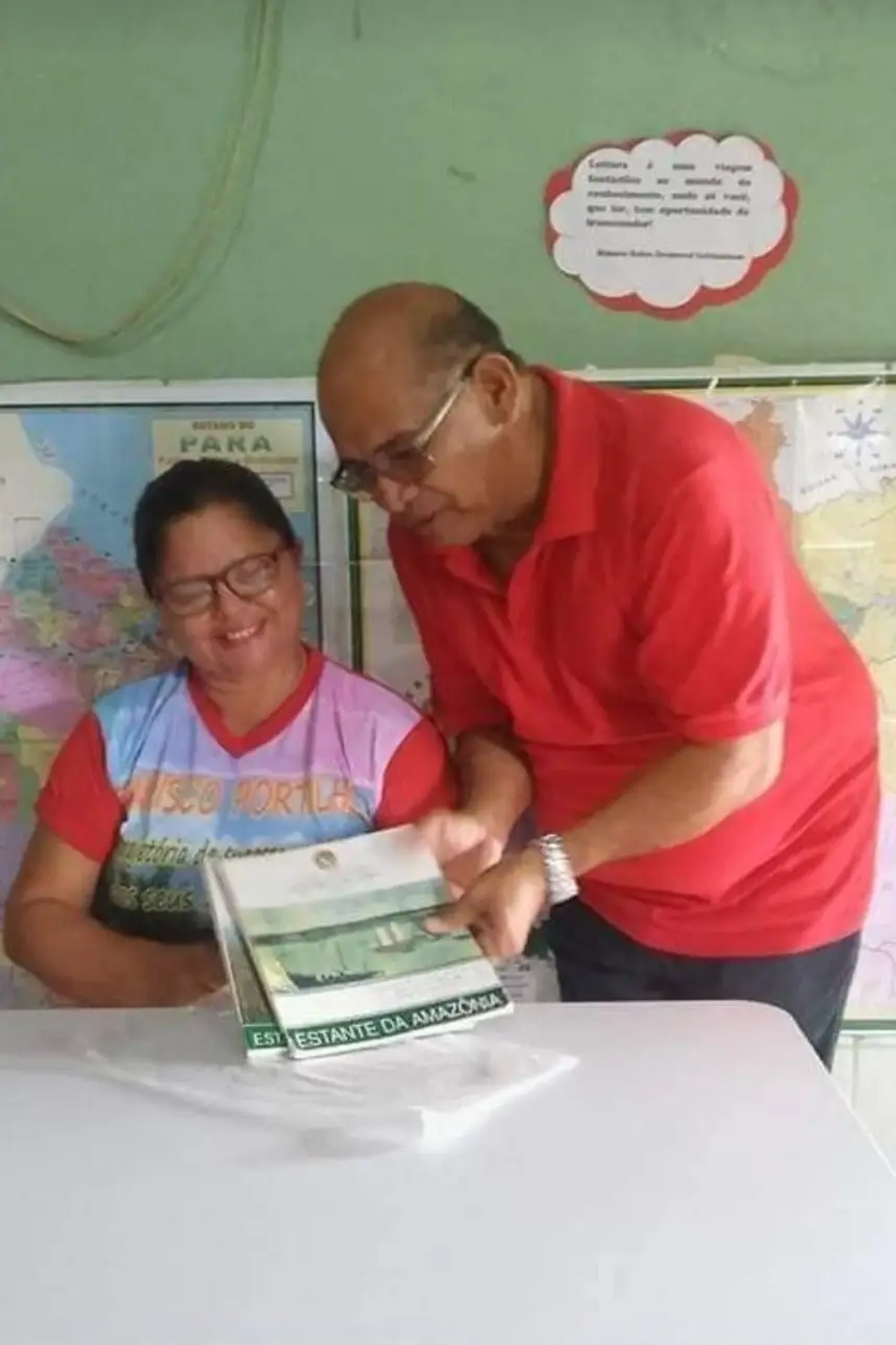 Professor Ribamar Oliveira entrega o livro da Coleção Estante da Amazônia, publicação da Seduc, em 1997, para biblioteca da escola 
