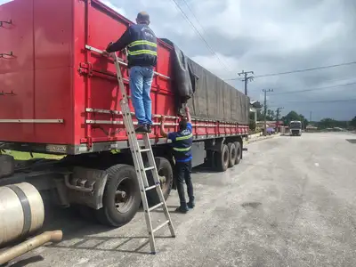 notícia: Sefa apreende mais de 38 mil unidades de chope de vinho, ferragens e retroescavadeira  