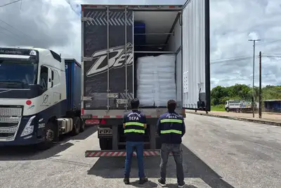 notícia: Sefa apreende dois caminhões, açaí e cerveja  