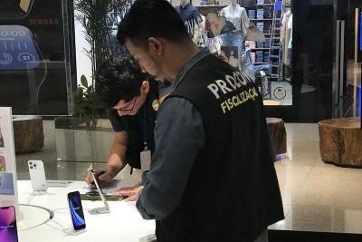 notícia: Procon fiscaliza loja da Apple após denúncia de venda casada de celulares e carregadores