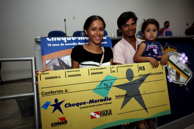 notícia: Mais de 100 famílias recebem Cheque Moradia em Pau D'Arco e Redenção