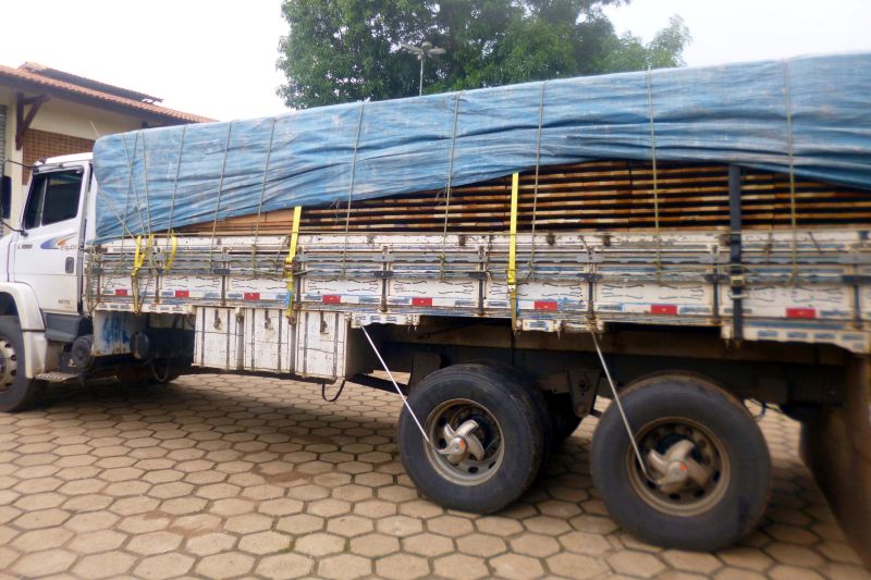 notícia: Secretaria da Fazenda apreende caminhão com 650 portas no Itinga