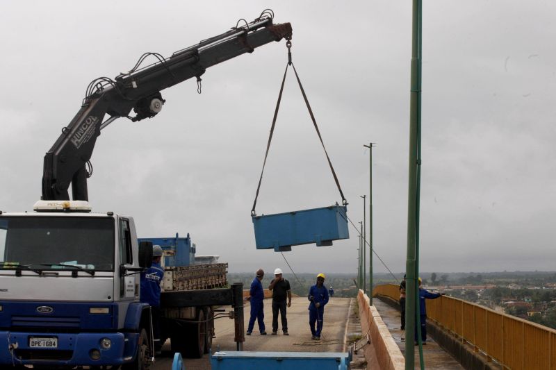 notícia: Ponte do Moju: Retirada de peças de concreto segue rigor das normas ambientais