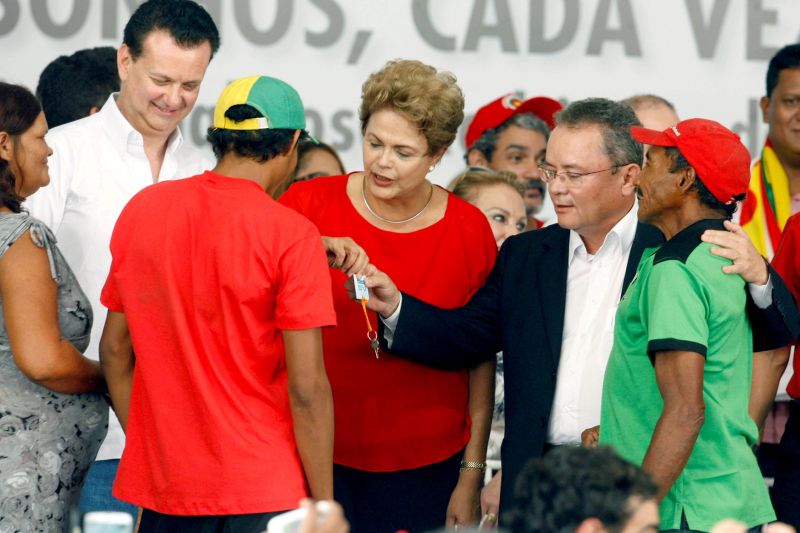 notícia: Dilma Roussef entrega casas e enfatiza parceria com Estados e Municípios