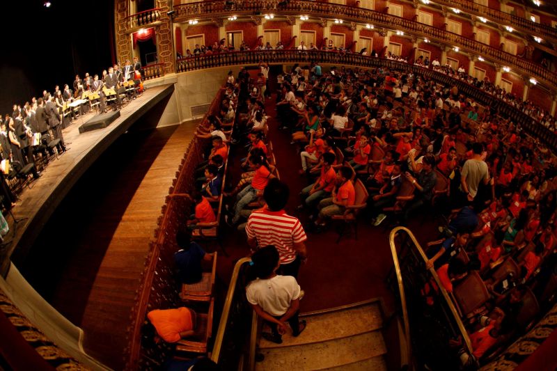 notícia: Concertos Didáticos reúnem mais de 1,3 mil alunos no Theatro da Paz