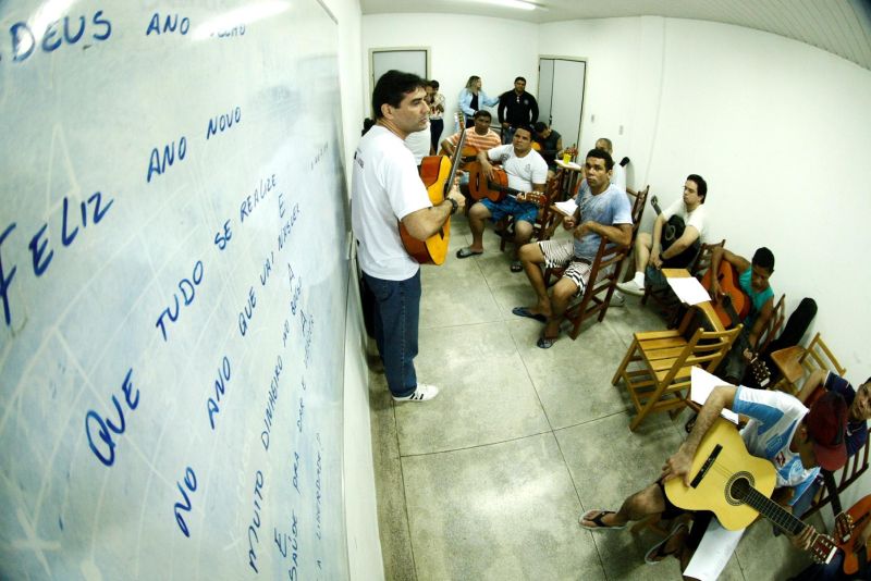notícia: Internos do Hospital de Custódia participam de aulas de violão em unidade prisional