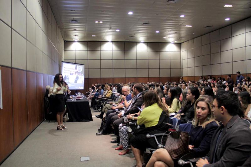 notícia: Violação de direitos e tráfico humano são temas do ultimo dia de conferência da OAB