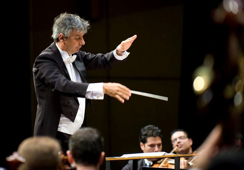 notícia: Maestro da Orquestra Filarmônica do Brasil rege dois concertos em Belém