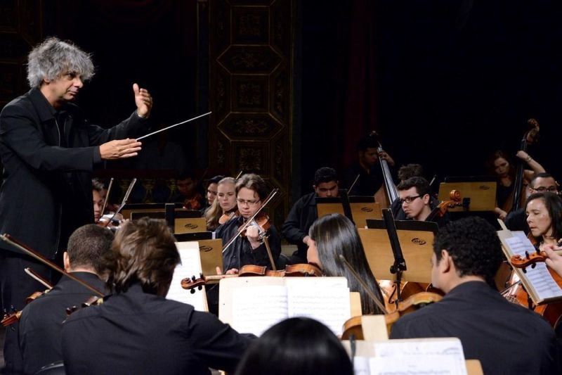 notícia: Maestro da Orquestra Filarmônica do Brasil encanta crianças no Theatro da Paz