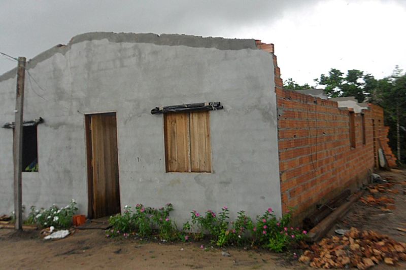 notícia: Famílias de Marapanim que tiveram casas destruídas recebem Cheque Moradia