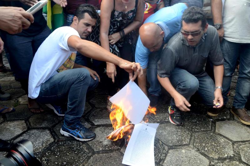 notícia: Sintepp queima intimação judicial que determina desocupação de prédio
