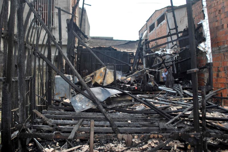 notícia: Cohab faz atendimento de famílias vítimas de incêndio no Guamá