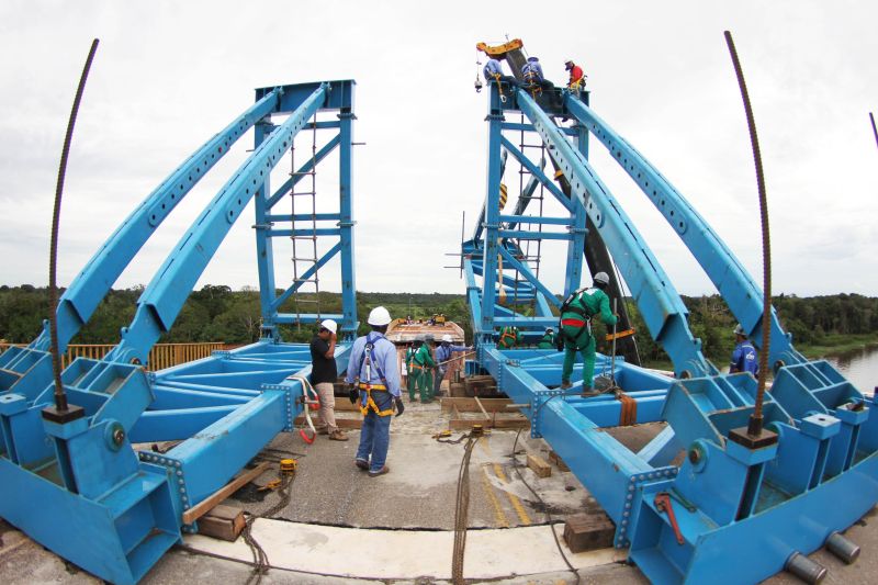 notícia: Governo avança na reconstrução da ponte Moju Cidade e obras no entorno