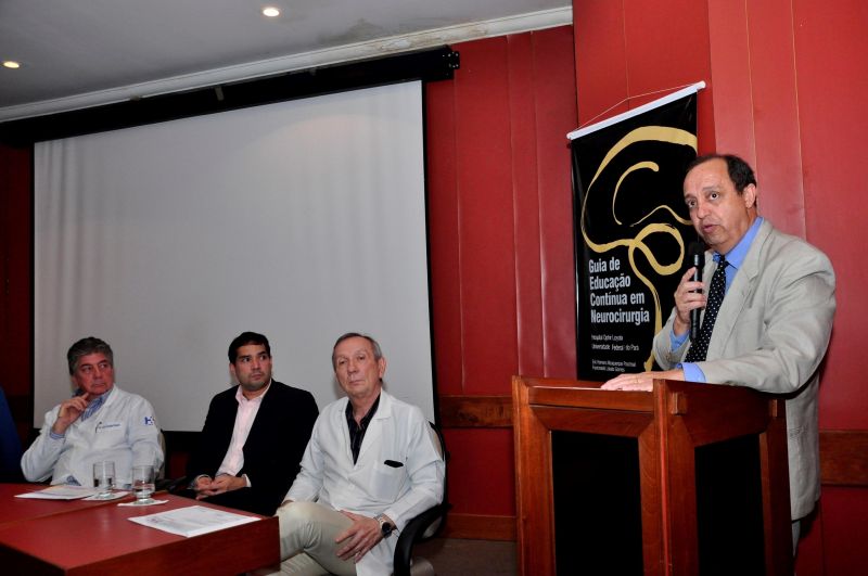 notícia: Ophir Loyola faz pré-lançamento de Guia de Educação Contínua em Neurocirurgia