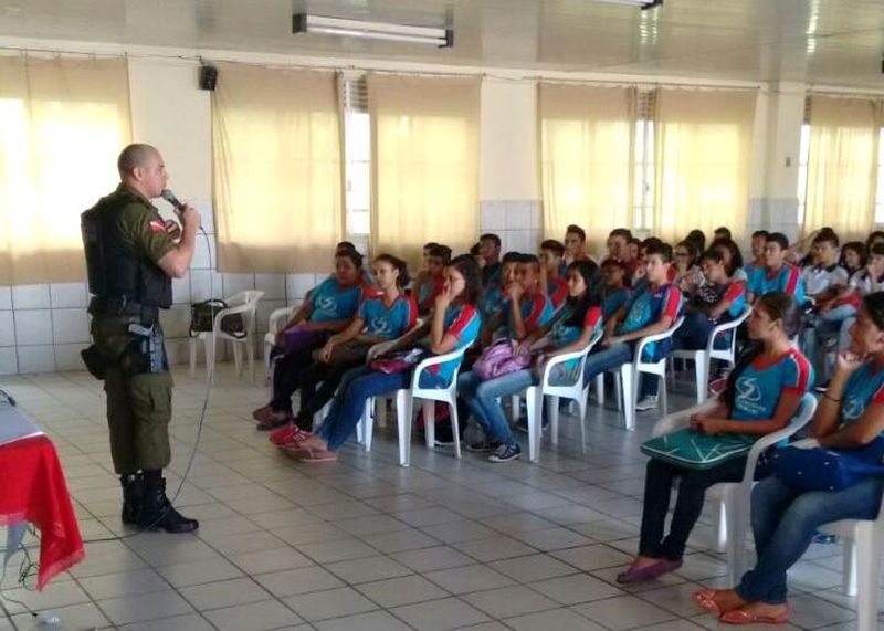 notícia: PM promove palestras de prevenção em escola no bairro da Pedreira
