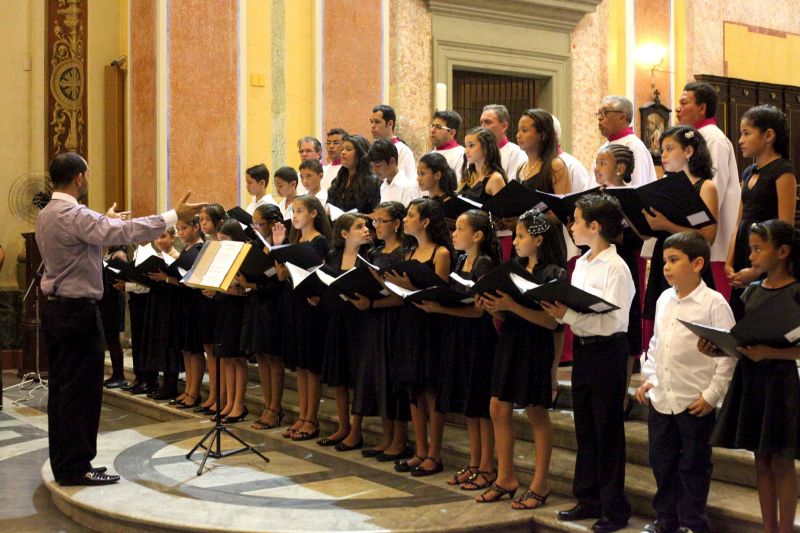 notícia: Crianças homenageiam maestro Carlos Gomes no Festival de Música