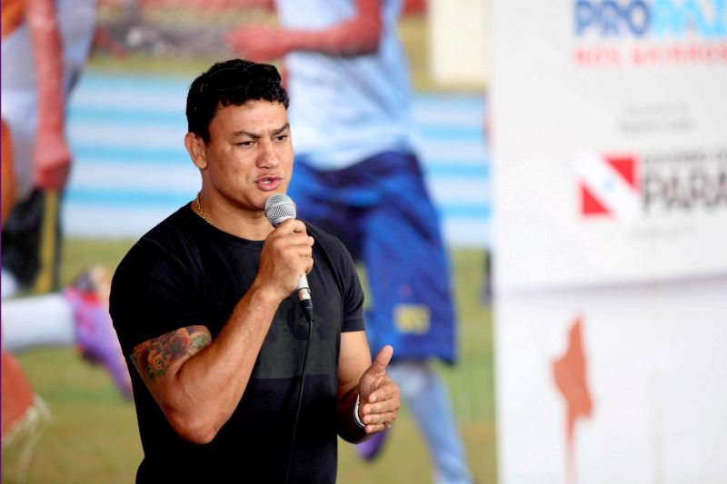 notícia: Campeão de boxe Popó visita polo do Pro Paz nos Bairros no Mangueirão