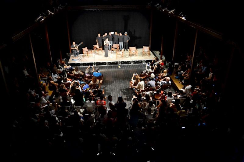 notícia: Teatro Waldemar Henrique recebe seguidores da poesia em sarau poético “A noite é uma palavra”