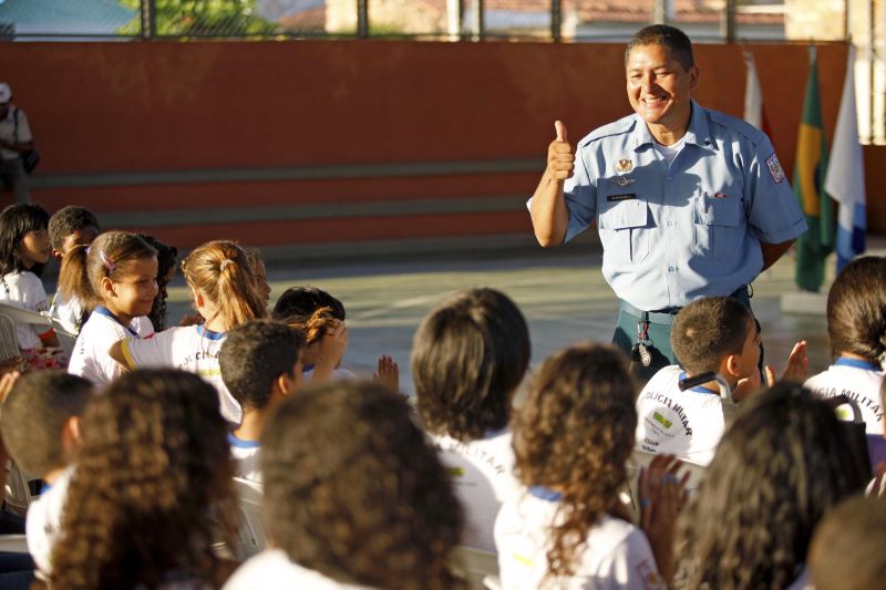 notícia: Polícia Militar faz trabalho de prevenção nas escolas contra violência