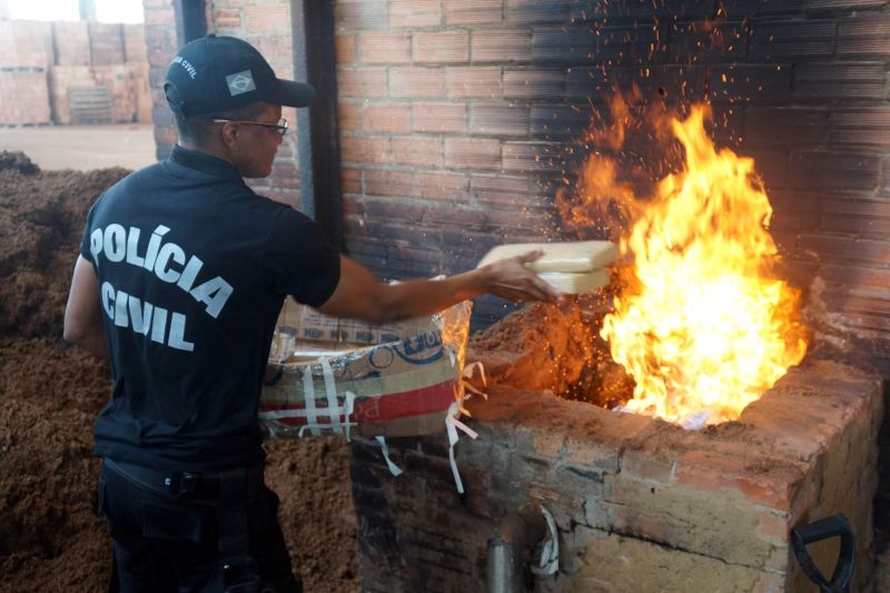 notícia: Polícia Civil incinera mais de uma tonelada de drogas apreendidas no Estado