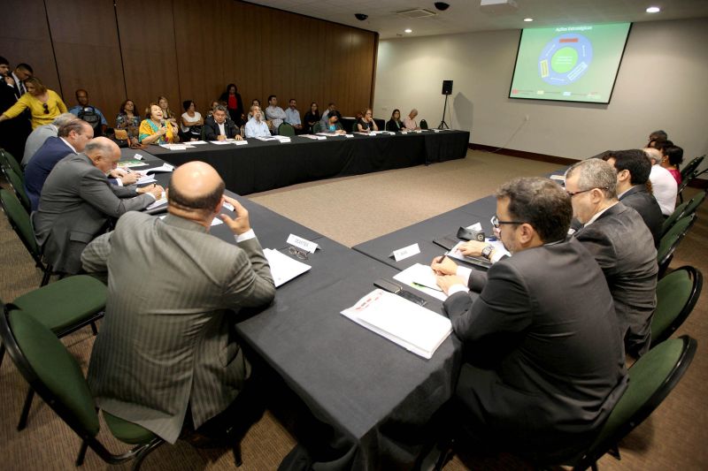 notícia: Pacto pela Educação reúne representantes de municípios no Hangar