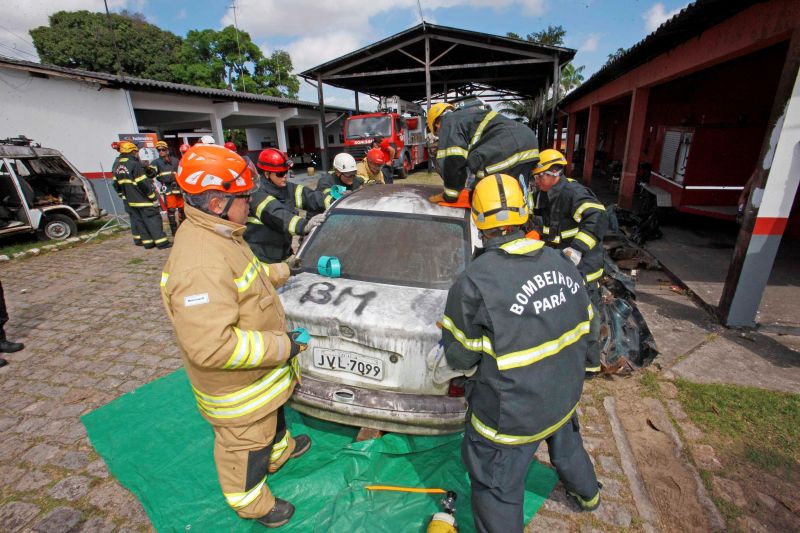 notícia: Bombeiros recebem treinamento especializado para resgate em acidentes de carro