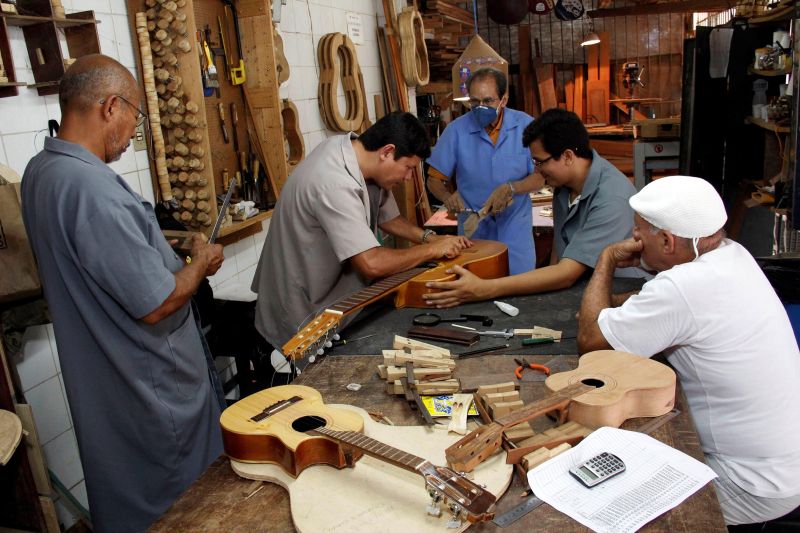 notícia: Exposição na Casa das Artes destaca o ofício e formação do luthier