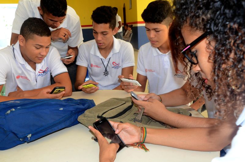 notícia: Internet auxilia no aprendizado dos alunos da Escola Tecnológica Anísio Teixeira