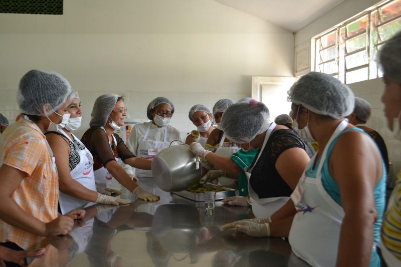 notícia: Alunos concluem primeira etapa do curso "Cozinha Sustentável"
