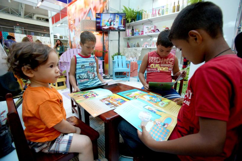 notícia: Na Feira do Artesanato Mundial, crianças participam do projeto Livro Solidário