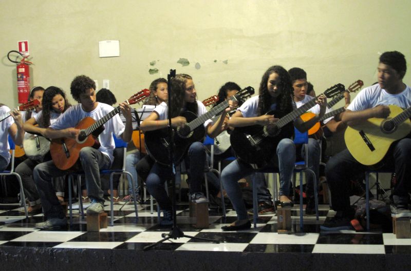 notícia: Alunos da Escola Ulisses Guimarães mostram o resultado do projeto Sala de Cordas