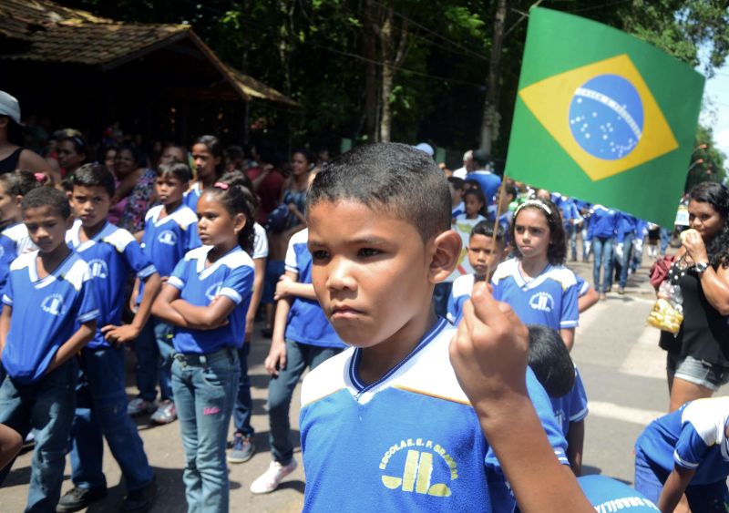 notícia: Mais de 1,6 mil estudantes participam do desfile escolar no distrito de Outeiro