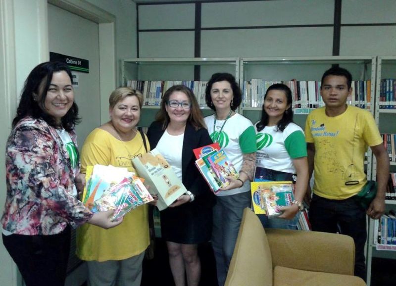 notícia: Livro Solidário e Basa doam livros para biblioteca do Hospital de Clínicas Gaspar Vianna
