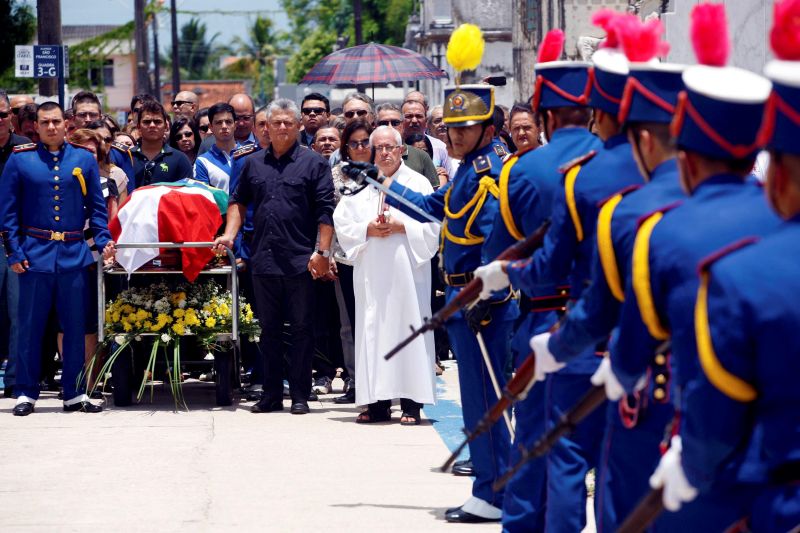 notícia: Alacid Nunes é enterrado com honrarias militares