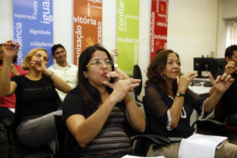 notícia: Serviço de intérprete colabora para cidadania de deficientes auditivos